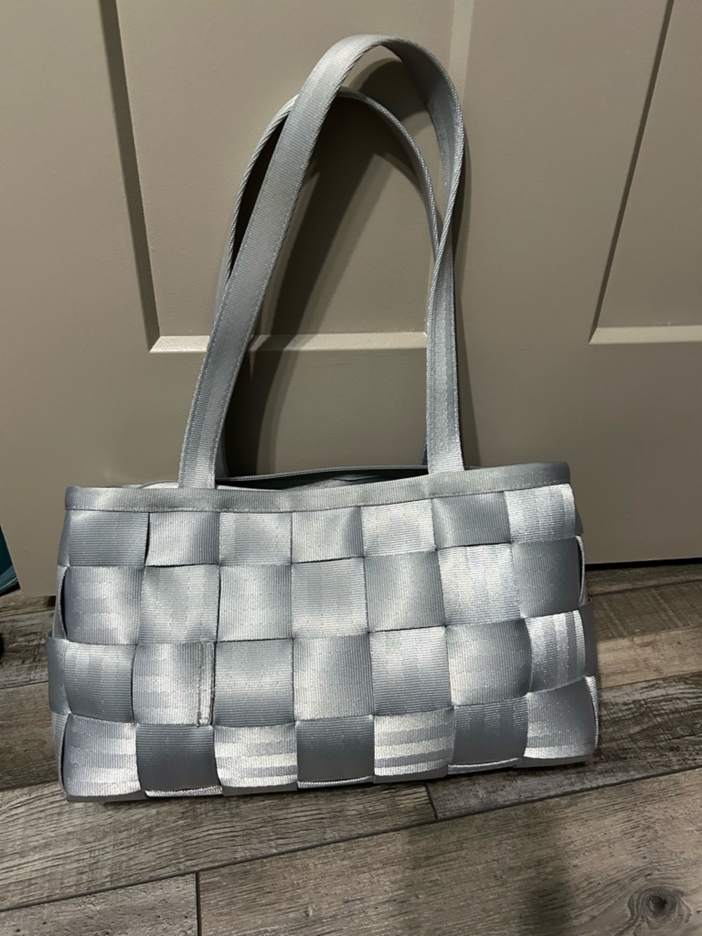 Harveys Original Seatbelt Bag in a metallic silver grey purse tote zipper